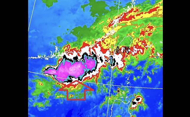 氣象局長鄭明典表示，大大的紫色區塊，那是強對流系統的雲頂，主要在海面上，尾端將逐漸影響台灣中南部。(圖翻攝自臉書)