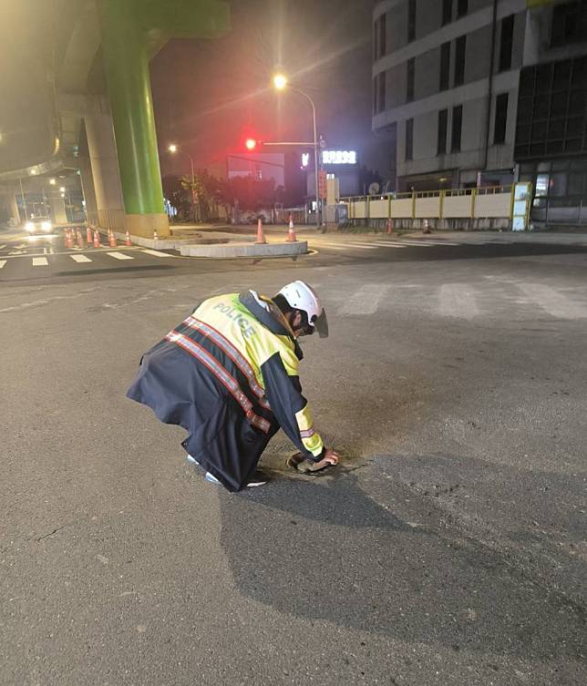 人孔蓋疑似遭車輛輾壓而與基座分離。圖：讀者提供