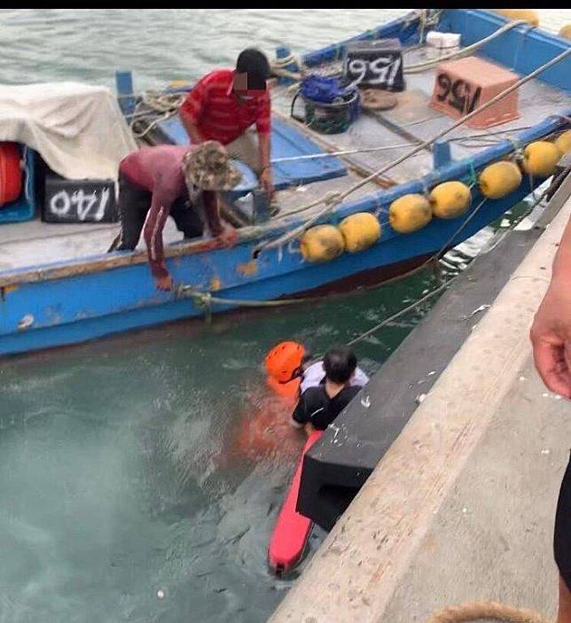 64歲何男遭倒車的自小客車撞落海，海巡人員和附近漁民通力合作救人。(海巡署第一一岸巡隊提供)