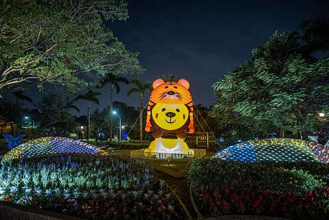 高雄市觀光局特地設置「金獅湖的金獅虎-金獅寶寶過新年」，高達六米又可愛的金獅寶寶，戴上老虎頭飾就矗立在蝴蝶園廣場旁邊等你來找他。　（記者吳文欽攝）