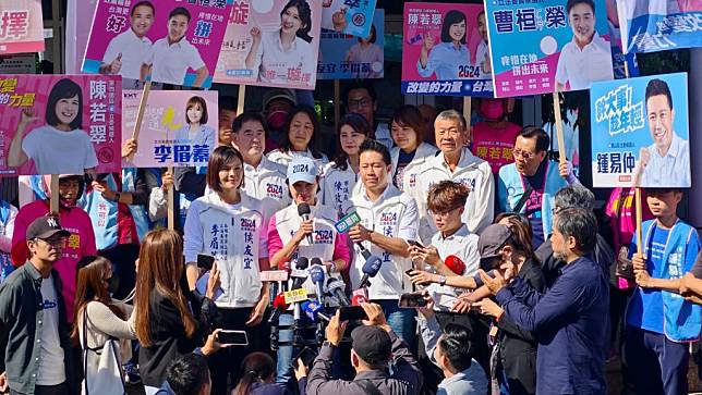 國民黨高雄市七位立委參選人廿一日在前立法院長王金平、智庫執行長柯志恩及黨籍議員陪同，前往高雄市選委會辦理聯合登記。（記者吳文欽攝）