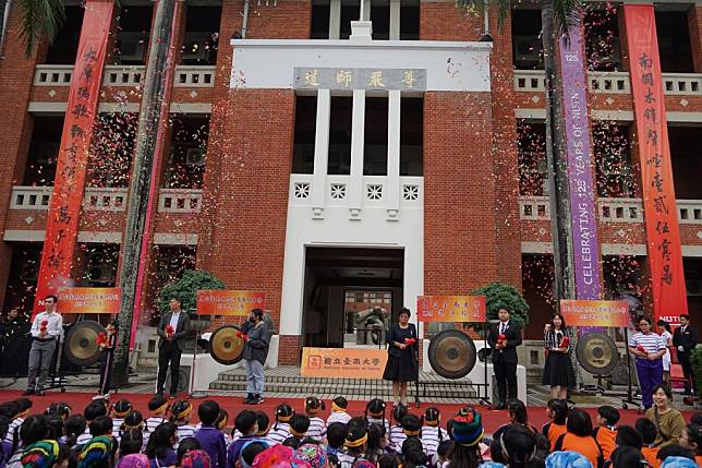 台南大學舉行校慶開鑼典禮，由校長與學生代表一起敲響銅鑼。（記者施春瑛攝）