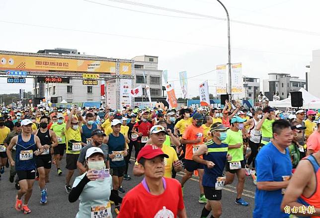 田中馬拉松睽違恢復舉辦，1萬6000位跑者在人情味中開跑。(記者陳冠備攝)
