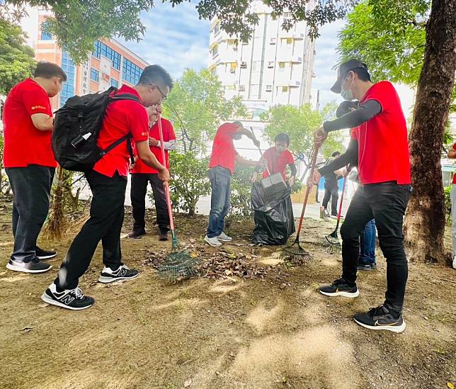 台南大遠百員工到鄰近百貨公司的馬雅各青年公園撿拾落葉、垃圾。（台南大遠百提供）