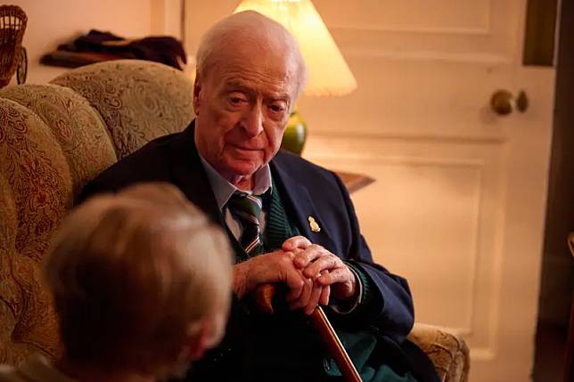 ▲高齡90歲的米高肯恩，曾演出《蝙蝠俠》系列電影「阿福」一角廣為人知，從影超過70年，他決定以《一個人的逃亡》作為謝幕之作息影，並吐露心聲：「帶著一切離開。」（圖／采昌）