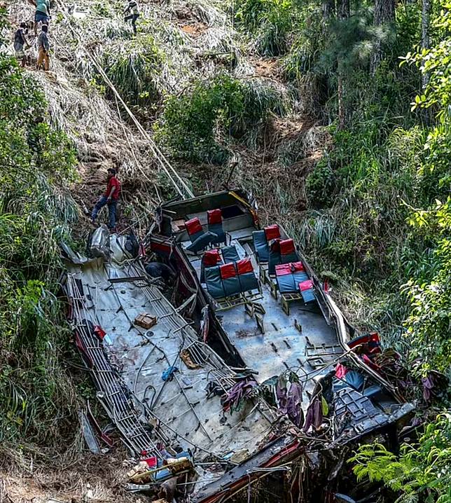 รถบัสแสวงบุญ บรรทุกแน่น 70 คน เกินพิกัด ตกเหวลึก ตายเกลื่อน 21 ศพ (ศรีลังกา)