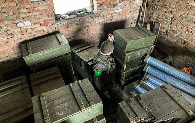 烏克蘭國民警衛隊在基輔區預發現了俄軍的彈藥倉庫。(圖擷取自@Novynarnia 推特)