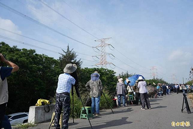 瀕危稀珍鳥類東方白鸛，在雲林濁水溪堤岸旁高壓電塔上築巢成功繁殖，每天吸引許多鳥友前往拍攝。(記者黃淑莉攝)