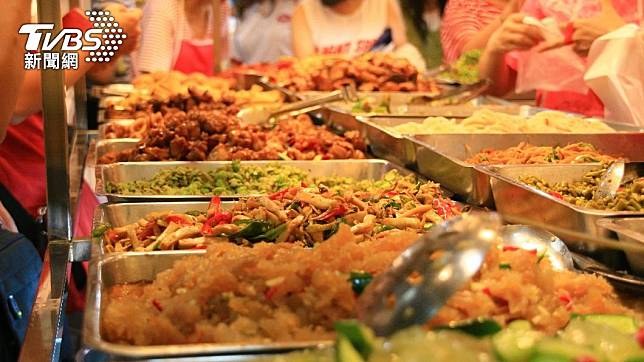 台灣外食族比例高，許多人會選擇吃菜色多樣的便當。（示意圖／Shutterstock達志影像）