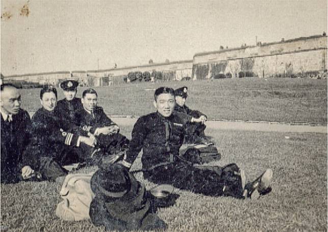 二戰結束後，部分海外受訓的中國海軍返回亞洲，圖為黃廷鑫1946年於香港拍攝的生活照。（黃山松提供）