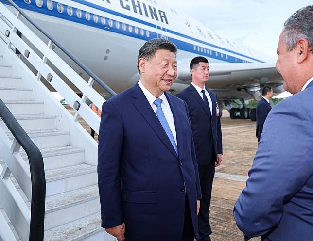 Senior Brazilian officials warmly welcome Chinese President Xi Jinping on behalf of Brazilian President Luiz Inacio Lula da Silva and the Brazilian government at Brasilia Air Base in Brasilia, Brazil, Nov. 19, 2024. Xi arrived in Brasilia on Tuesday for a state visit to Brazil. (Xinhua/Liu Bin)