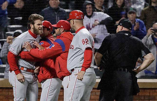 Bryce Harper（左1）怒罵裁判被驅逐出場。（達志影像）