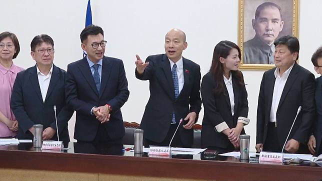 高虹安到立法院拜會國民黨團，被韓國瑜稱像「白雪公主」。（鏡新聞）