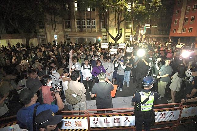 數百名學生、民眾在院外的青島東路上集結，呼籲立法院會停止表決、實質審查。（張哲偉攝）
