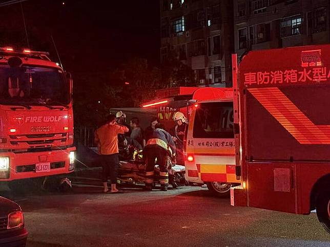 新豐鄉圓山子地區住宅火警，1名18歲女性在消防人員抵達前疑似因逃生而自高處墜落，送醫搶救中。(新竹縣消防局提供)