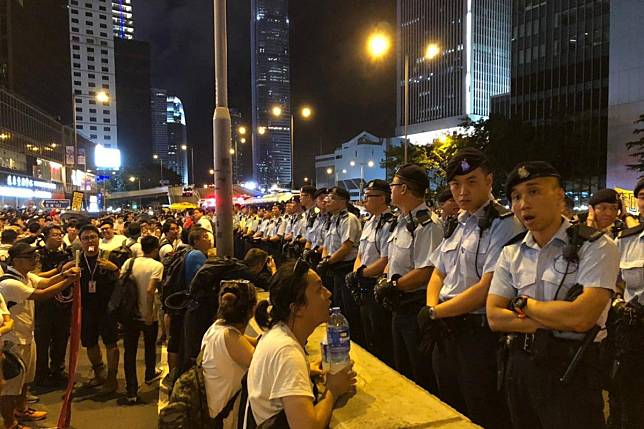 Protesters against the now-withdrawn extradition bill gather along Harcourt Road, Admiralty, on June 9 as police stand guard. Photo: Winson Wong