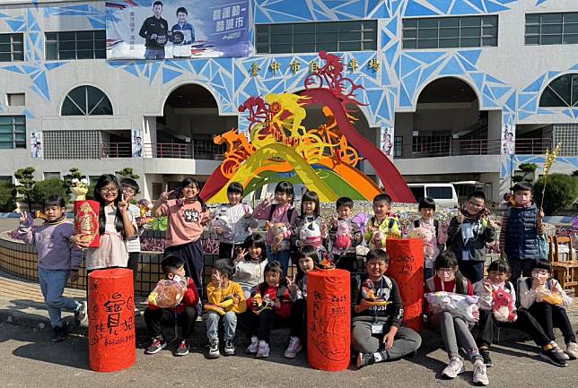 台中市運動局於鰲峰山自由車場前廣場妝點「雙蛇守護的繽彩花園」主題造景，展現台中對新年的美好願景，歡迎民眾前往走春。（記者陳金龍攝）