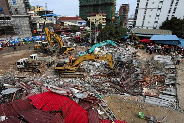 柬埔寨一棟再建中資大樓突然倒塌，已致17死24傷，當局已經逮捕4名中國人，經調查後發現，建商違法無照施工。(法新社)