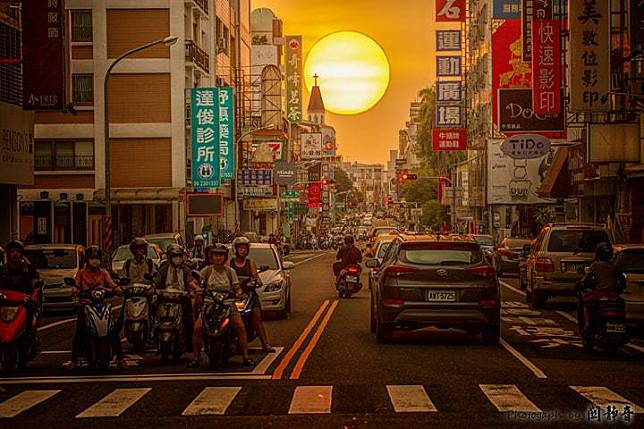 除了棋盤式城市可看見懸日美景，東西向的道路也可以看到，圖為去年10月台南懸日美景。   圖：關靜音授權提供