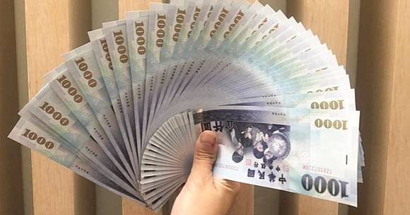 普發一萬「ATM領現」要來了！認清識別貼紙包你不撲空| EBC 東森新聞
