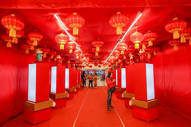 People walk through a hallway full of Spring Festival decorations at a mall in Chinatown in Manila, the Philippines, on Jan. 27, 2025. The Spring Festival, or the Chinese New Year, falls on Jan. 29 this year. (Xinhua/Rouelle Umali)