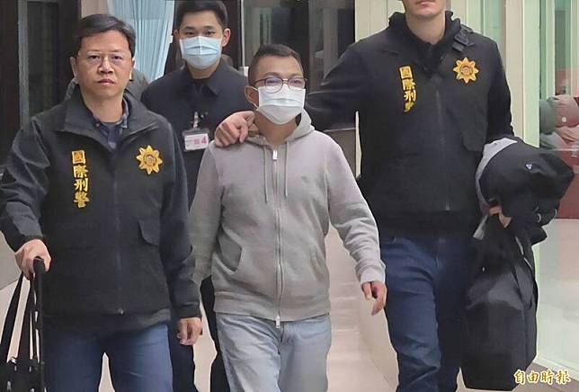 29日晚間刑事局將涉竹東槍擊案的姜姓嫌犯自泰國曼谷押解回台。(記者姚介修攝)