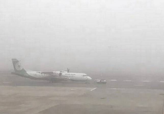 門因濃霧影響造成大批民眾滯留，交通部航港局啟動海上疏運Ｂ計畫，安排「金瑞龍」客輪疏運。（記者陳金龍翻攝）