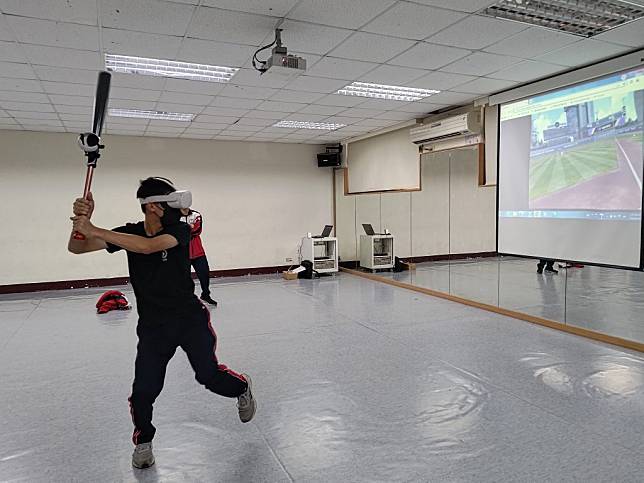 明新科技大學引進VR互動棒球系統，清華高中學生前來開箱體驗模擬MLB球場打擊。(記者彭新茹攝)