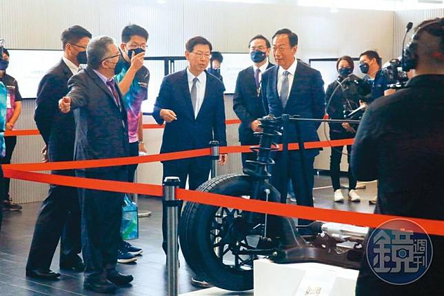 鴻海創辦人郭台銘在董事長劉揚偉陪同下，參觀鴻海科技日所推出的電動車關鍵零配件及相關系統。
