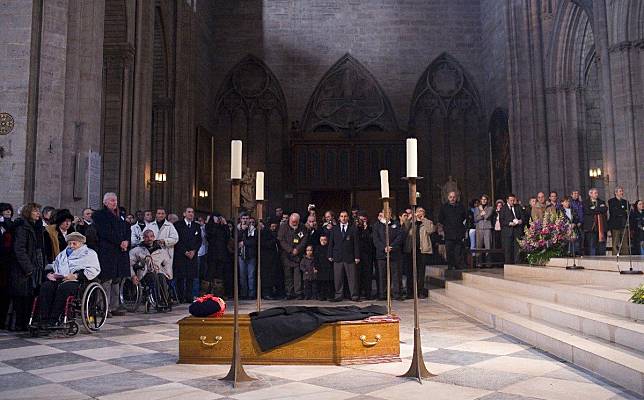 終生致力慈善事業的皮耶神父，2007年在聖母院舉行了喪禮，由當時法國總統席哈克親自主持。（twitter/fondationabbepierre）