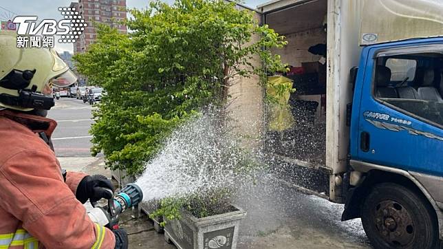 消防隊員噴水降低瓦斯濃度。（圖／TVBS）