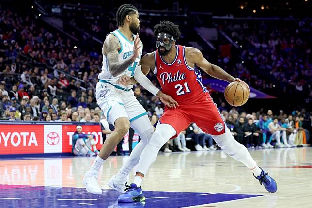 76人當家球星恩比德（Joel Embiid）戴面具上場。法新社