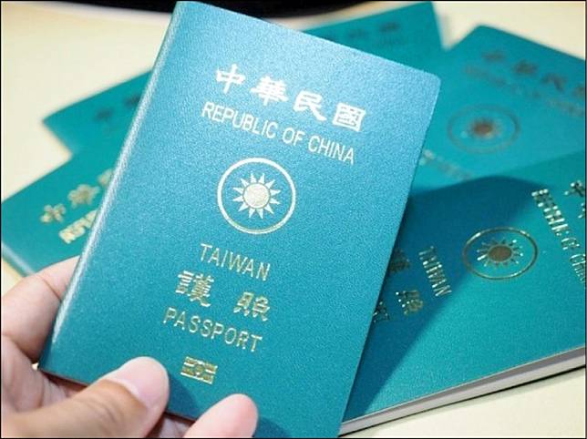 時代力量智庫昨發布最新民調，高達七成四三的民眾，支持將護照上的英文名字(REPUBLIC OF CHINA)改為TAIWAN。(照資料)