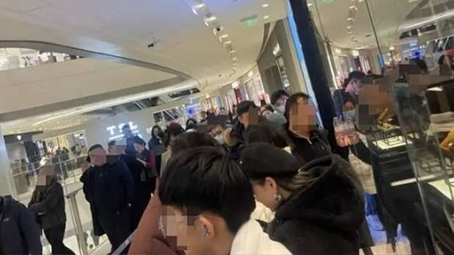 大陸人在銀樓排1.5小時搶黃金。（圖／翻攝自紅星新聞）