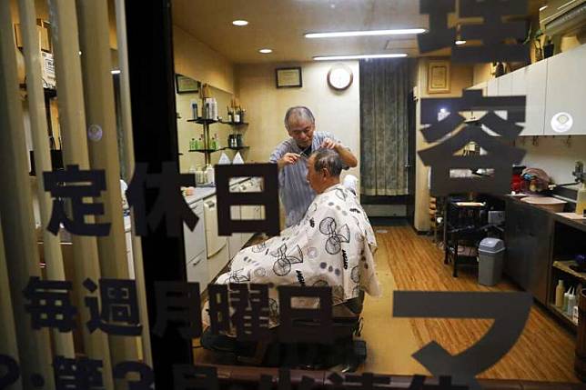 日本老人，神戶的理髮廳。（美聯社）