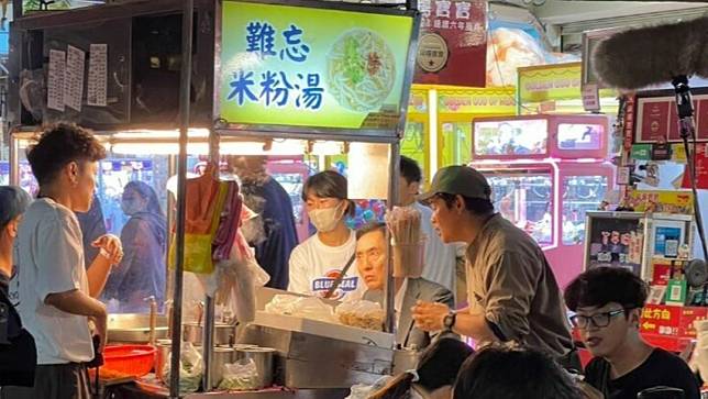 日劇《孤獨的美食家》主角松重豐被網友直擊現身台北饒河夜市。翻攝自PTT