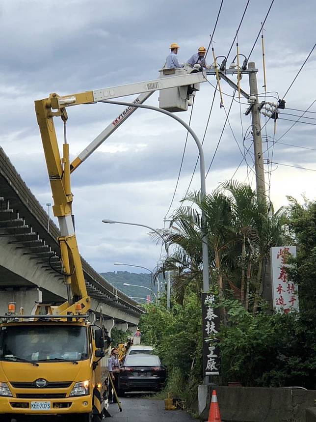 彰化偏遠地區跳電等引起停電，台電彰化區處緊急派員搶修後恢復供電。(記者曾厚銘翻攝)