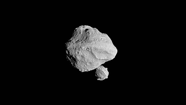 NASA露西號太空船1日拍到小行星「頂尖」和它的衛星。美聯社