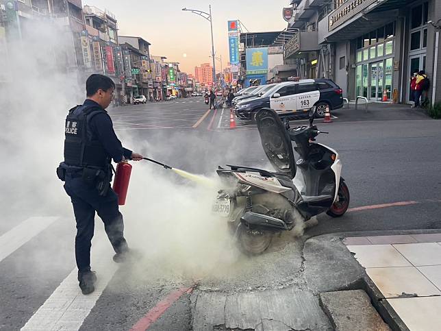 員警衝回派出所拿滅火器進行噴灑滅火。圖：讀者提供