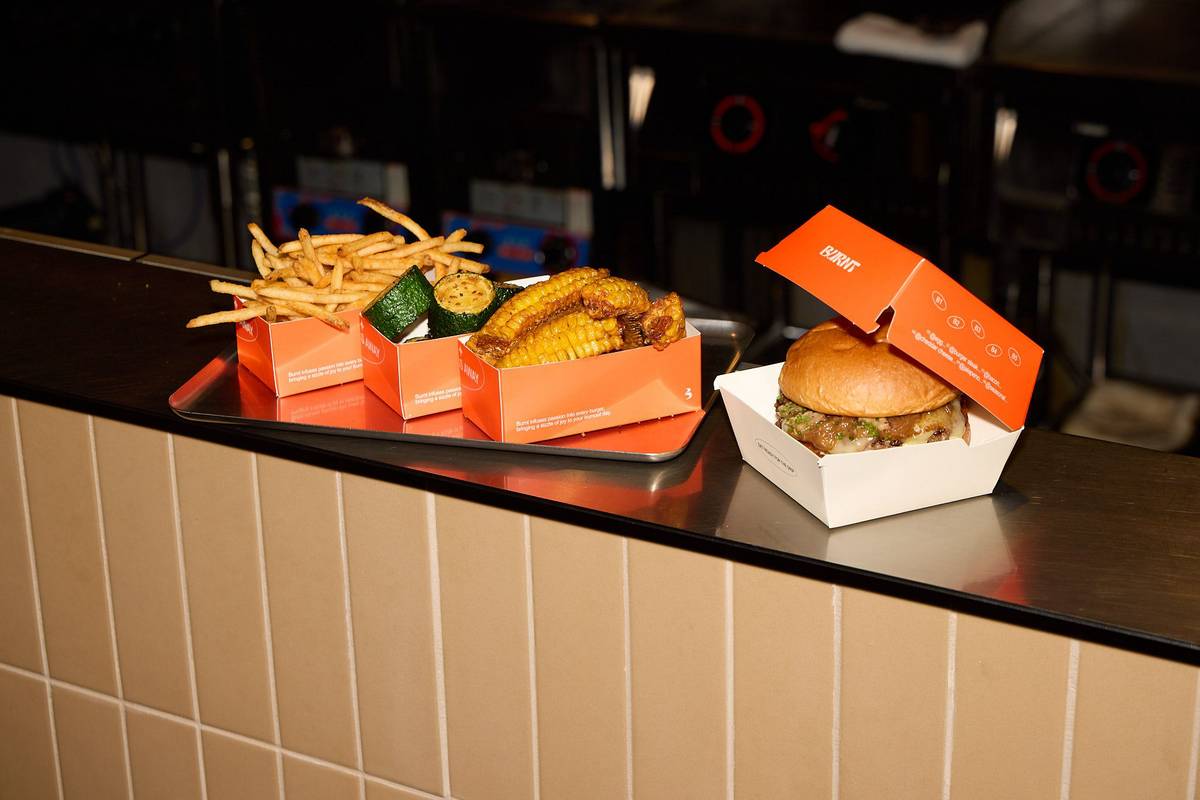 不用飛北海道就喝得到！二世谷 Hidden Stand 登陸台北，BURNT BURGER 聯名漢堡、手刷抹茶快閃倒數中 | GQ ...