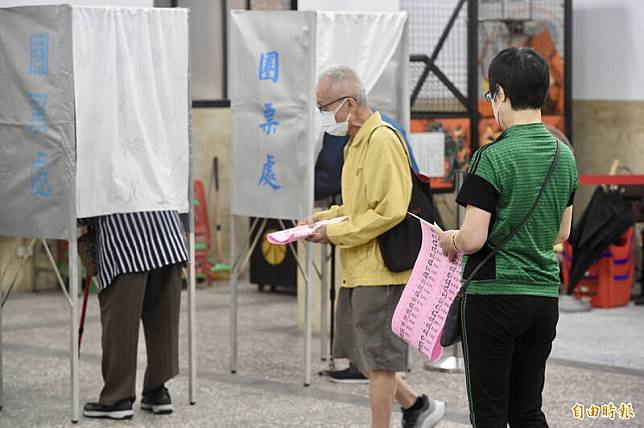 網傳投票人數與票數不同時，參選人可以用簽名簿直接向大法官聲請釋憲調查，大法官若決定釋憲，當下就可立即驗票。經查證，網傳內容於法規上並無依據。示意圖。(資料照)