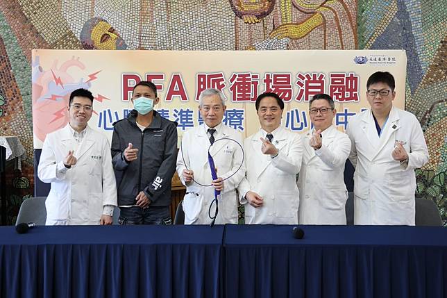花蓮慈院在2025年引進脈衝場消融術（Pulsed Field Ablation, PFA）設備，並在4月17日由林欣榮院長(中)、心臟內科主任謝仁哲(右二)、一般外科主任陳言丞(右一)、心臟內科醫師陳威佐(左一)，與病人黃先生(左二)一同分享新設備與技術。