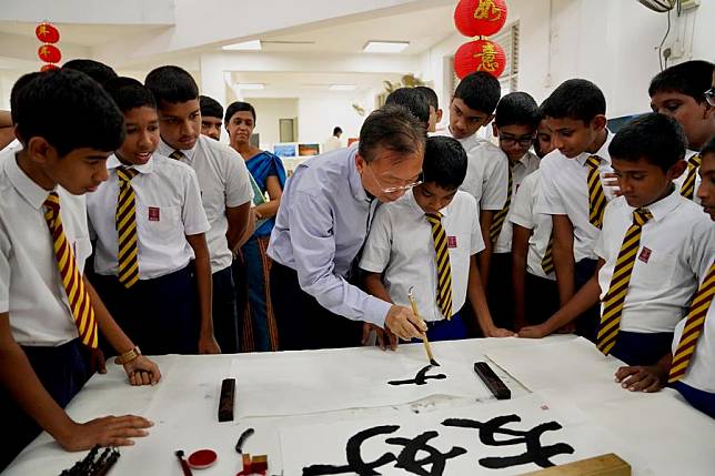 Students practice calligraphy at the &ldquo;Chinese Culture Meets Students of Sri Lanka&rdquo; event held in Malabe, Sri Lanka, June 25, 2024. (Xinhua/Wu Yue)