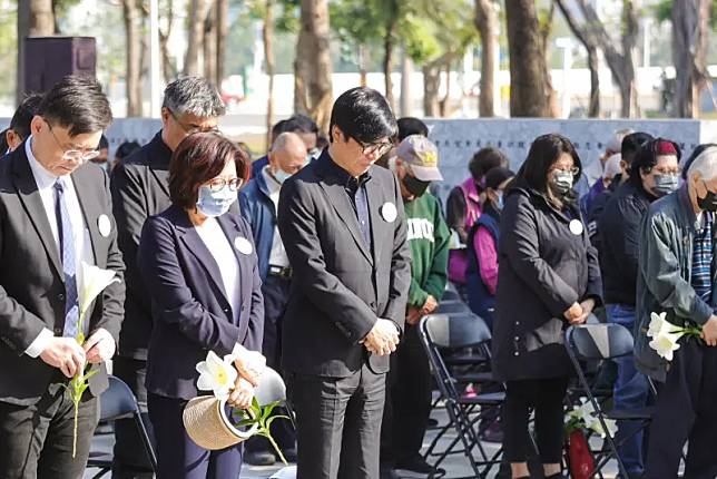 ▲陳其邁今天率市府團隊，與多位立委、議員們一同出席，獻上象徵純潔、自由及堅忍生命力的百合花，悼念捍衛自由民主而逝去的生命。（圖／高市府提供）