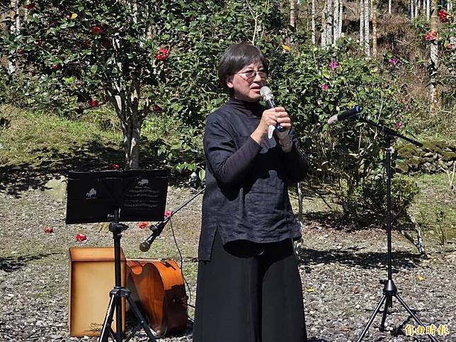 張七郎的孫女陳惠操女士，向參加走讀的民眾講述發生在78年前的家族228故事。(記者花孟璟攝)