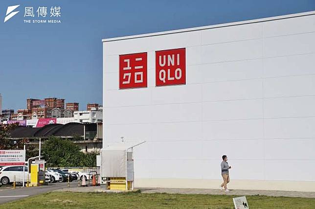 女網友到UNIQLO消費，好奇自助結帳機如何操作。（示意圖／盧逸峰攝）