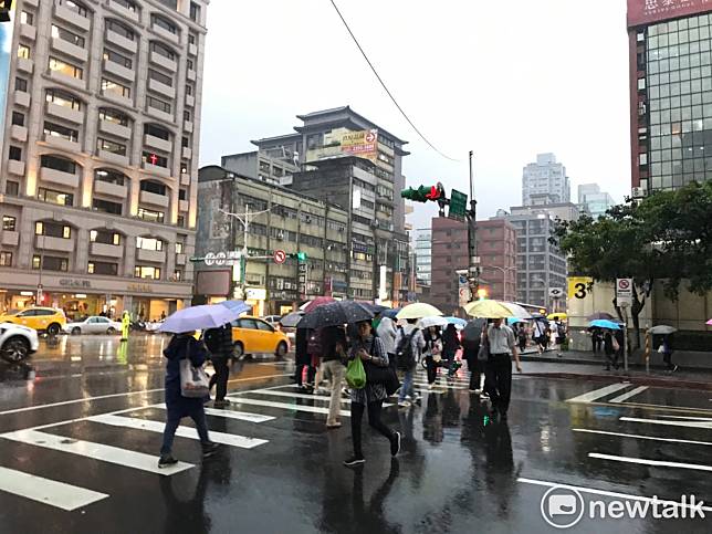 中央氣象局表示，北部地區下午之後降雨機率提升，提醒大家外出帶傘   圖：閻芝霖/攝
