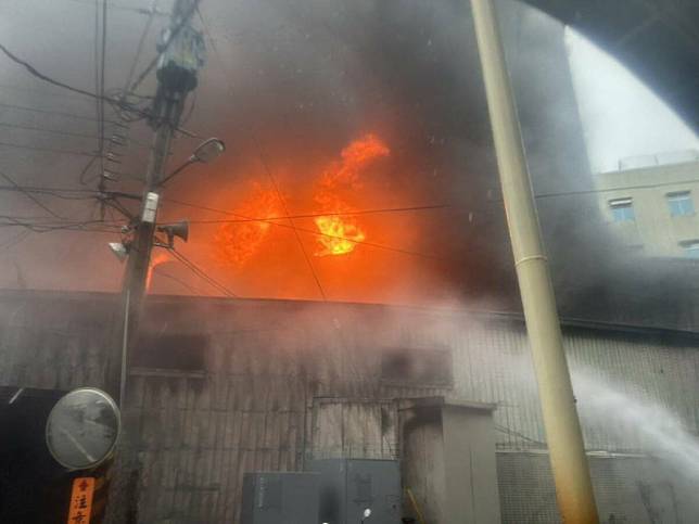 3 日屏東東港安泰醫院發生火警，起先東港安泰醫院2樓配電室燃燒冒出濃煙。 圖 : 屏東縣政府/提供