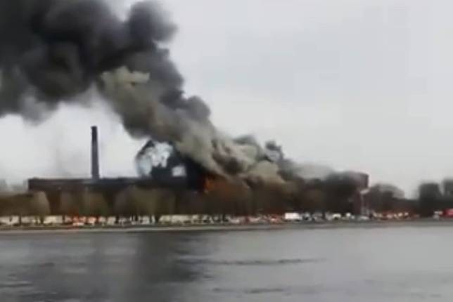 （「Nevskaya Manufaktura」紡織工廠在當地時間12日中午發生大火。／翻攝自推特@ECREPORTA）
