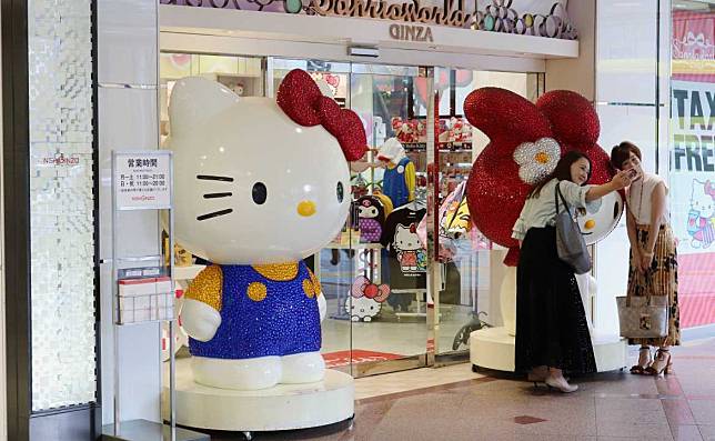 50 歲的 Hello Kitty，為何在年輕人間再度流行？